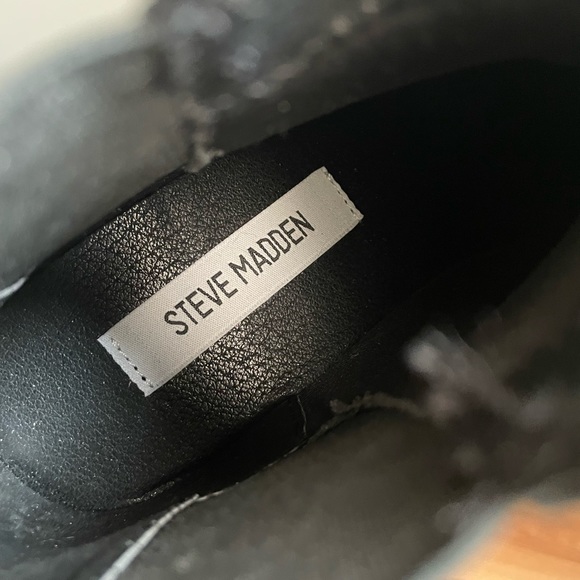 **SOLD** Steve Madden Women's Howler Chelsea Combat Boot
Black Size 8.5 - Picture 10 of 13